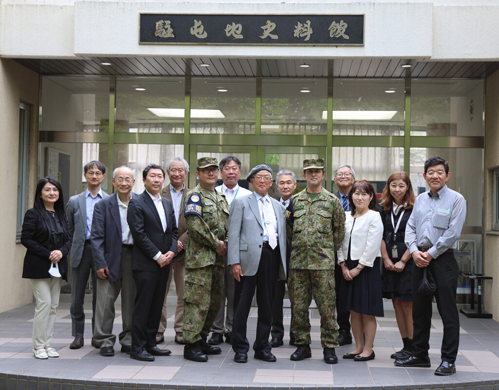 駐屯地史料館前にて
自衛隊唯一の「対特殊武器」教育・研究機関を研修